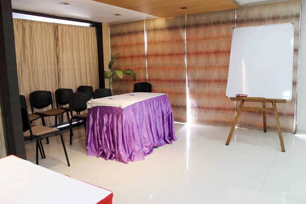 Hotel Kanak Comfort Ahmedabad Buitenkant foto